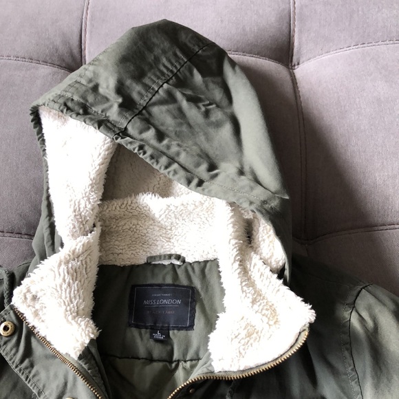 GREAT CONDITION WOMENS COAT - Picture 3 of 9